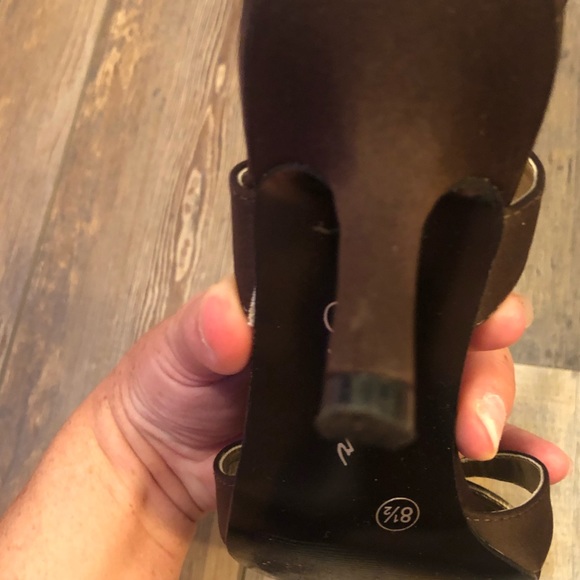 EUC!  Fashion Low Heel w/ brown stone detail. - Picture 9 of 13